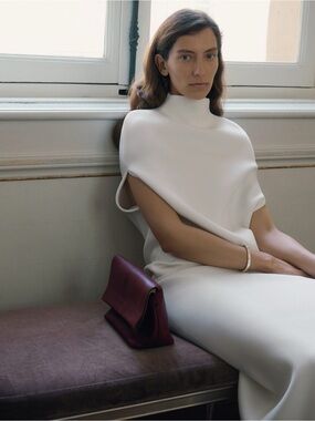 L’espoir Minimalist White High-Neck Top